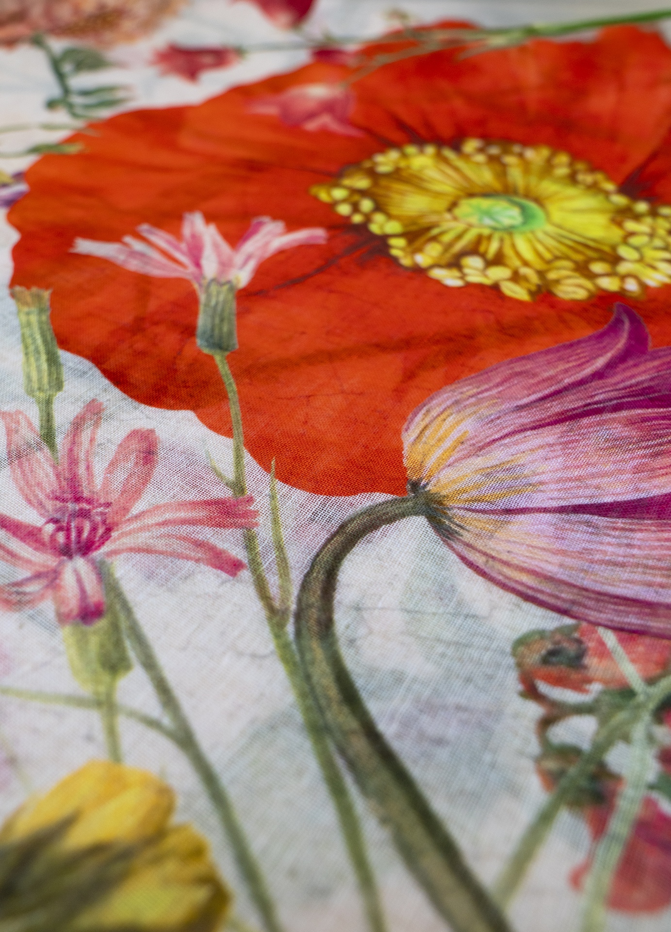 Echarpe Linho/Algodão Poppy - Powder Pano com padrão floral colorido em tecido com fundo branco e diversas flores grandes e coloridas.