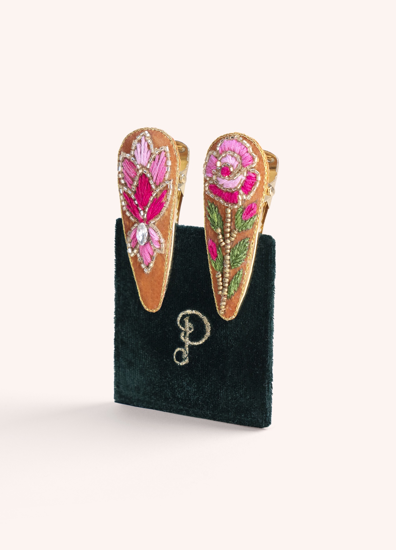 Conjunto Gancho Summer Roses - Powder Par de presilhas de cabelo bordadas com flores em tons de rosa, vermelho e verde