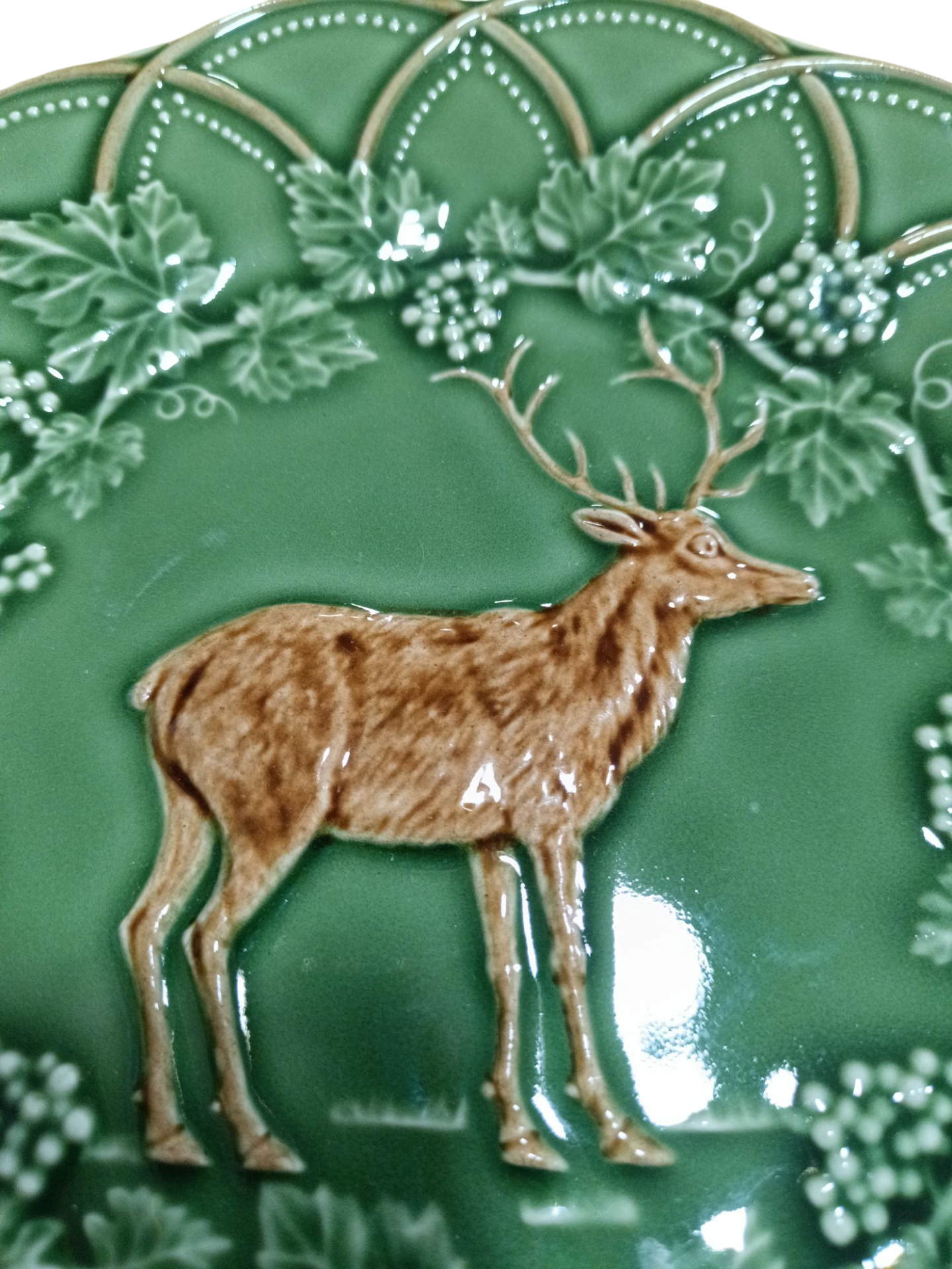 Prato Lanche 24 Veado - Coleção Bosque - Bordallo Pinheiro Prato decorativo verde com relevo de veado castanho e folhas