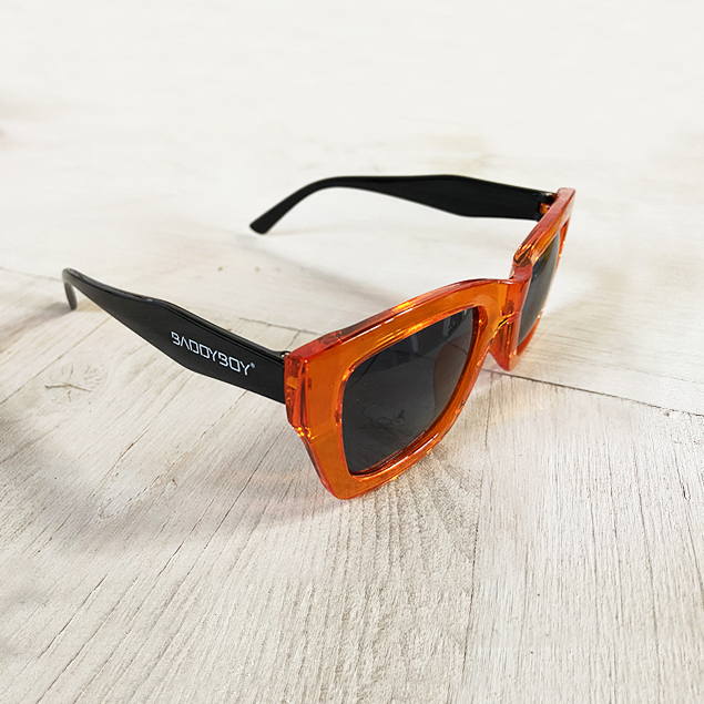 BADDYBOY - ÓCULOS DE SOL TAORMINA Óculos de sol com armação quadrada laranja e hastes pretas com texto