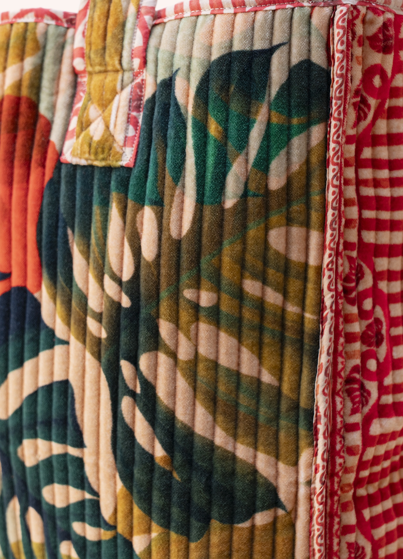 Tote de Veludo acolchoado Exotic Leaves - Powder Tecido acolchoado com padrão de folhas e bordas vermelhas com padrões brancos