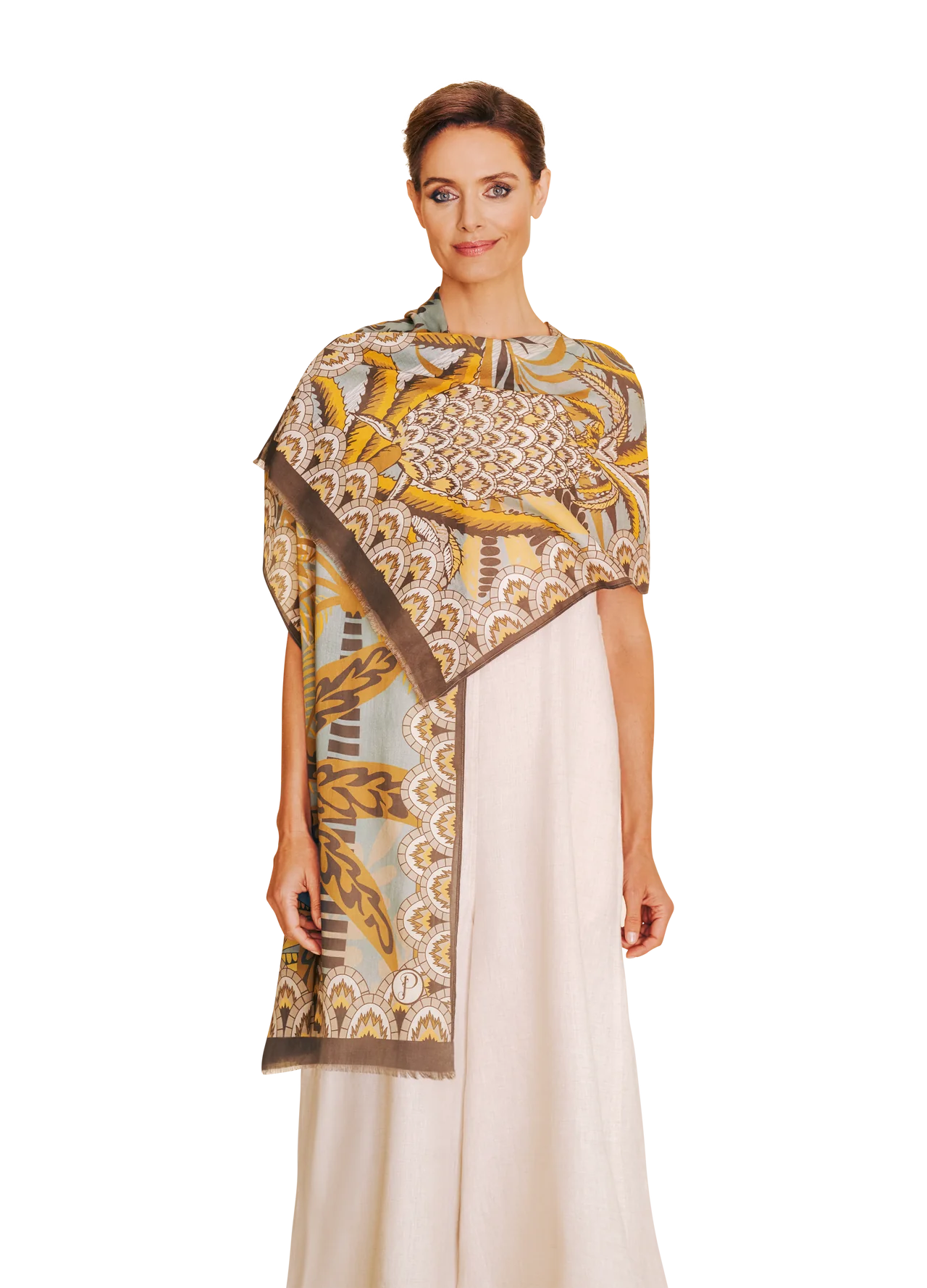 Lenço Palmeiras - Powder Mulher com vestido branco e xale estampado tons castanhos e amarelos