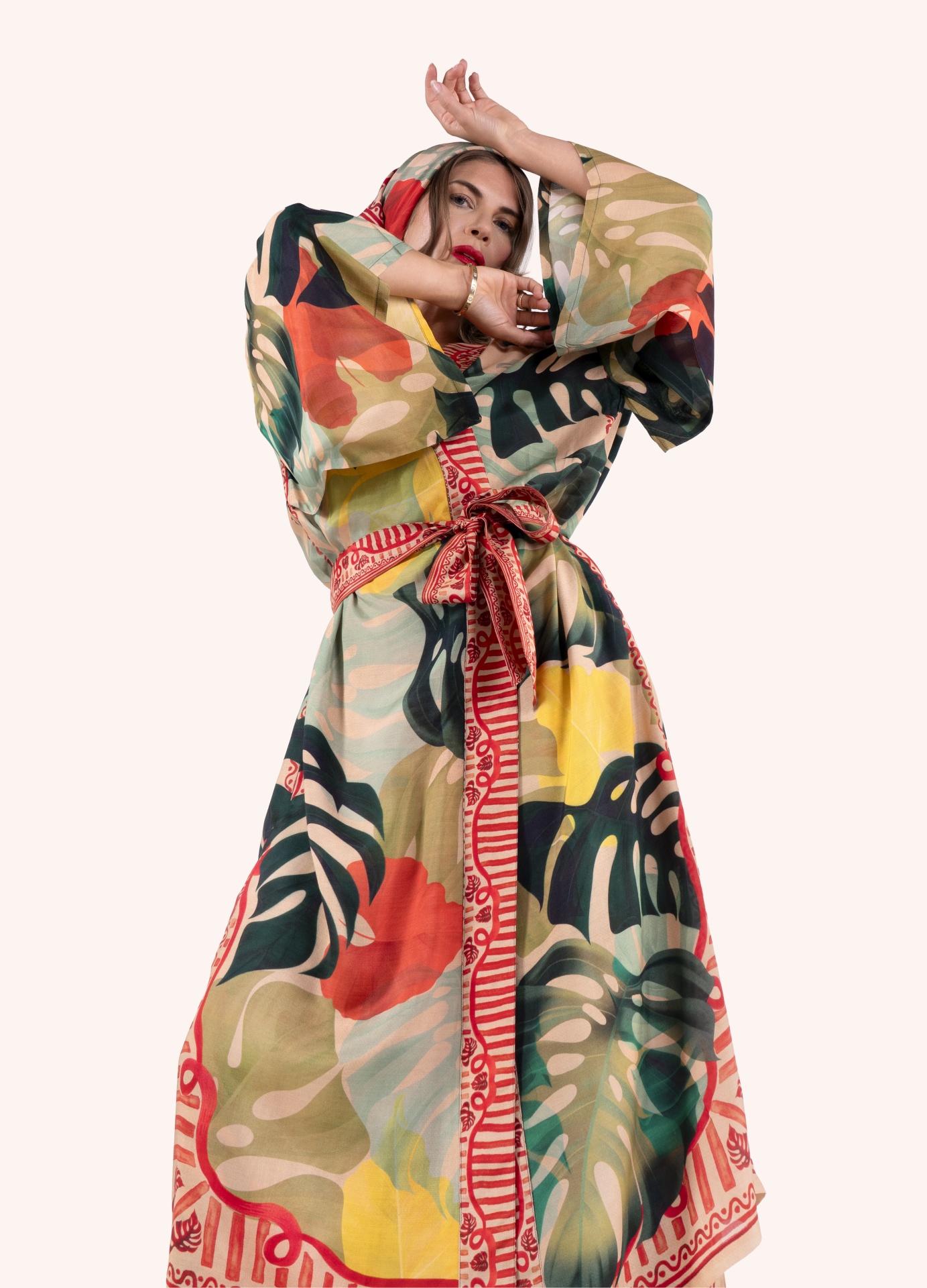 Kimono Exotic Leaves - Powder Kimono longo colorido com padrão de folhas e faixa vermelha