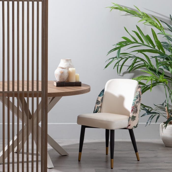 Cadeira pavão bege tecido-metal 51x52x82 cm Cadeira estofada creme com padrão floral, mesa de madeira redonda, vela, vaso decorativo e planta verde