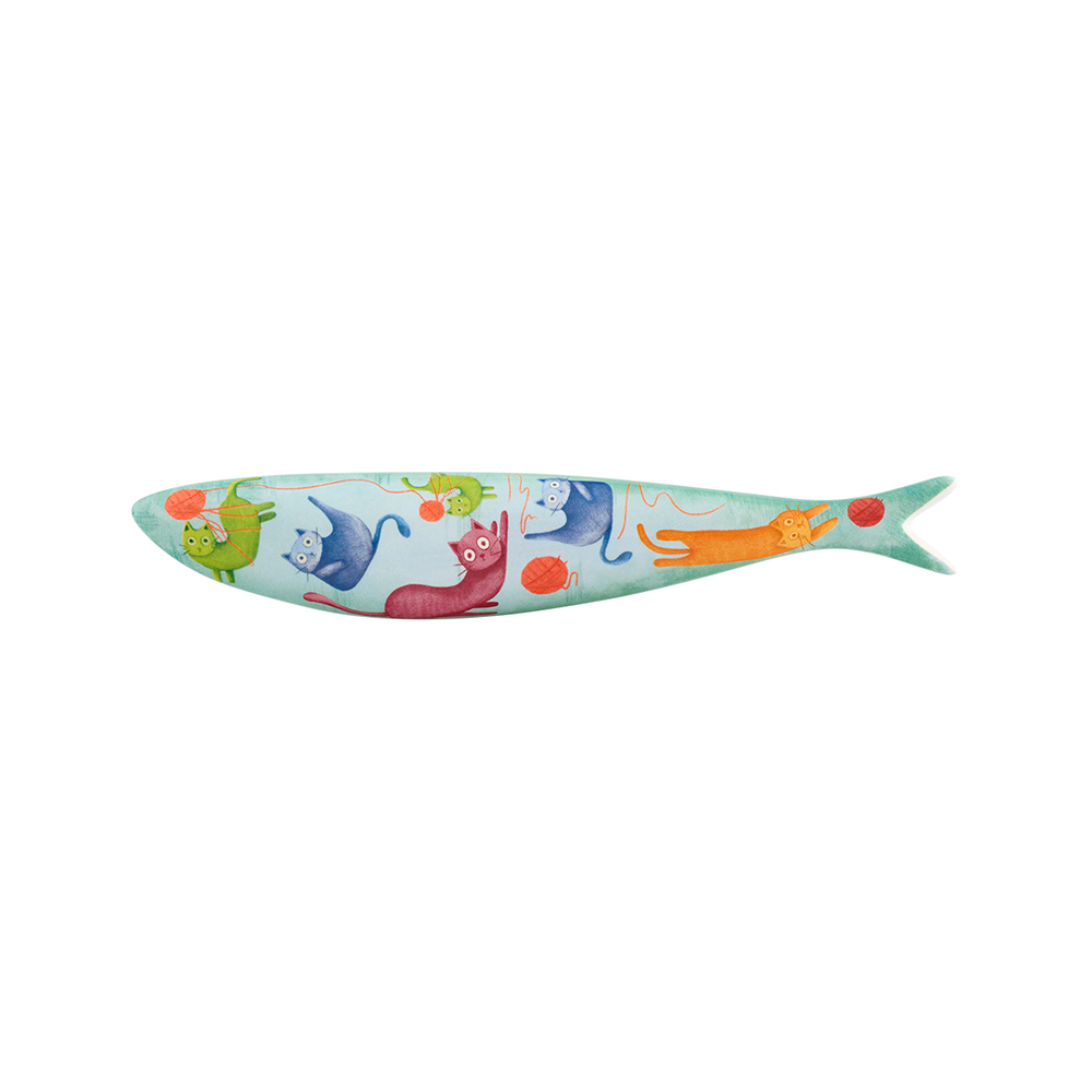 Sardinha Entrelaçados by Diana Silva - Coleção das Sardinhas - Bordallo Pinheiro Peixe decorativo pintado com gatos a brincar com novelos de lã