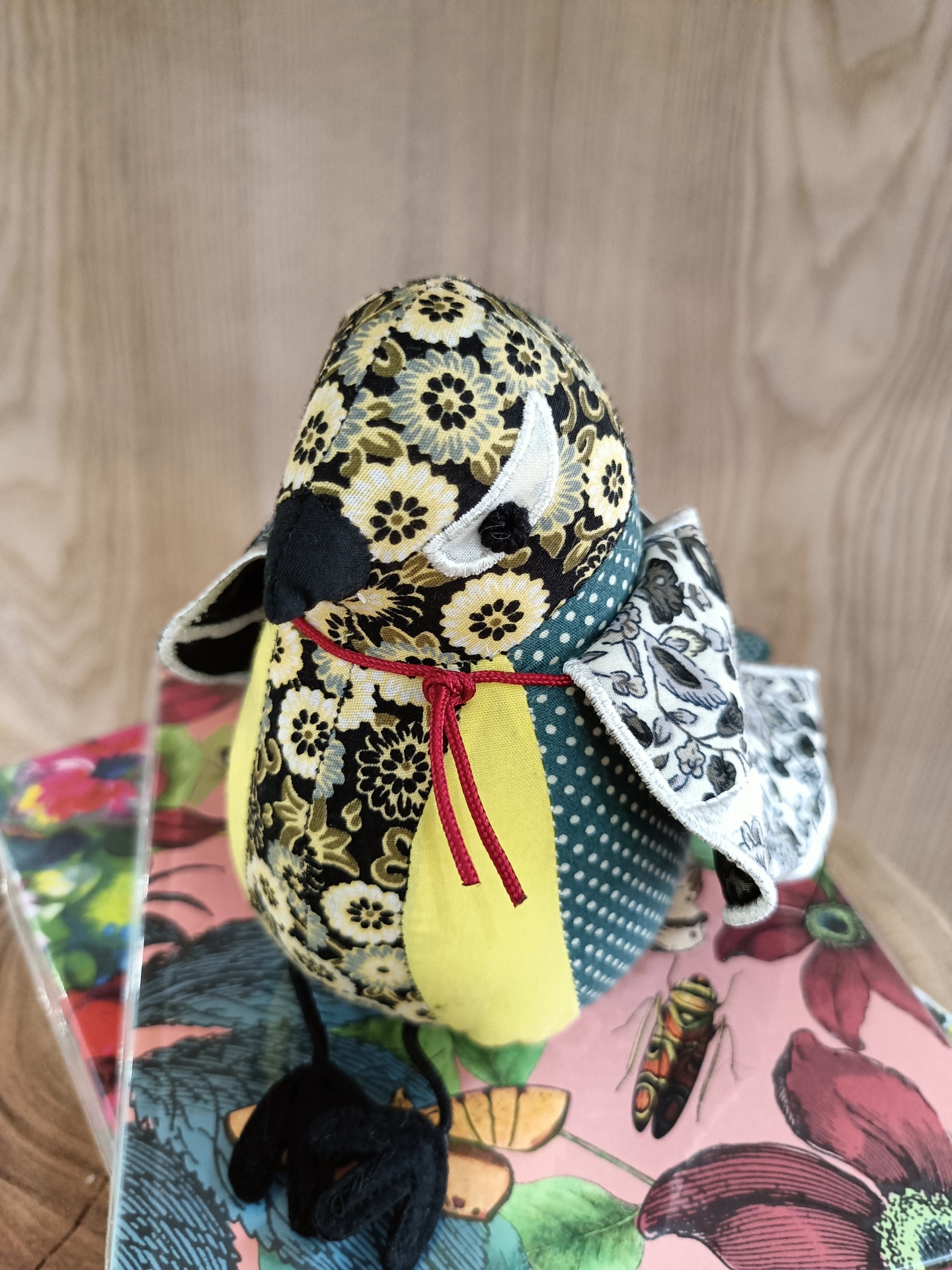 Pisa-Papéis Great Tit - Passarinho Pássaro decorativo em tecido com padrão floral amarelo e preto