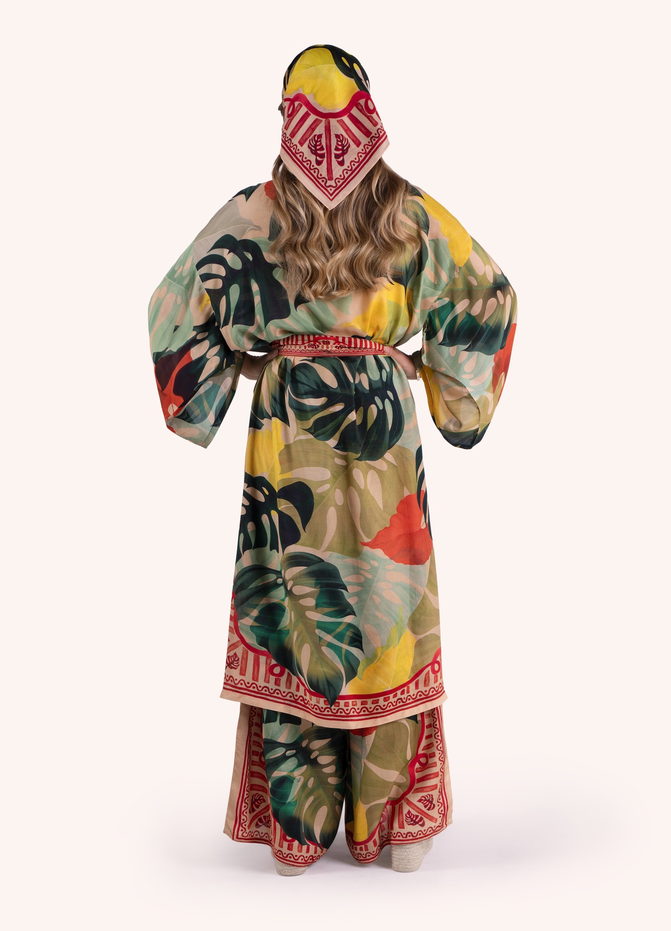 Kimono Exotic Leaves - Powder Conjunto de roupa longo estampado com folhas tropicais e lenço combinando