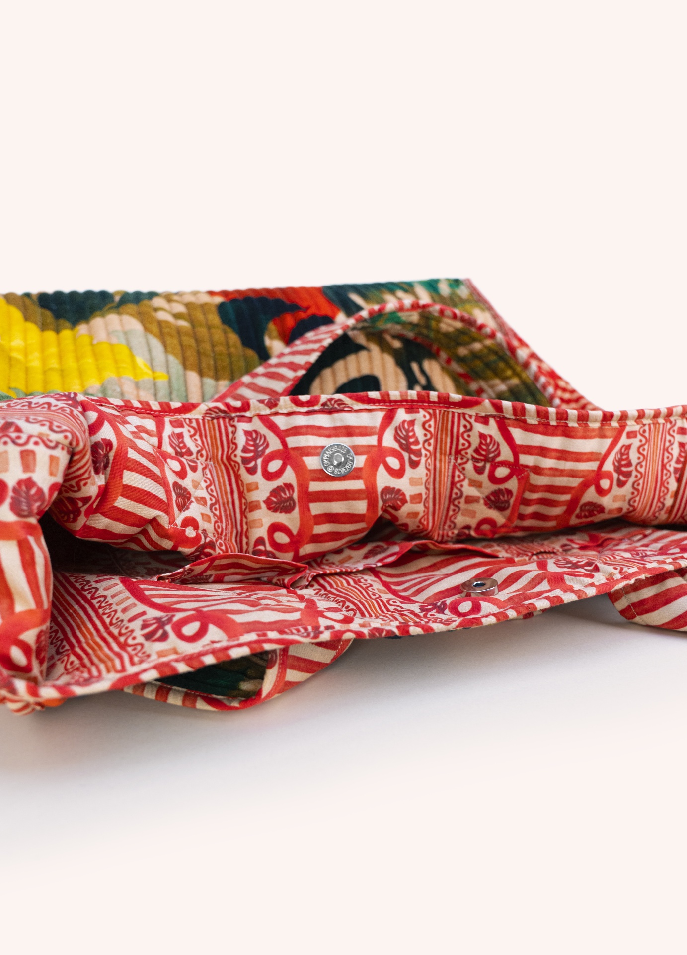 Tote de Veludo acolchoado Exotic Leaves - Powder Bolsa em tecido estampado vermelho e branco com fecho de mola