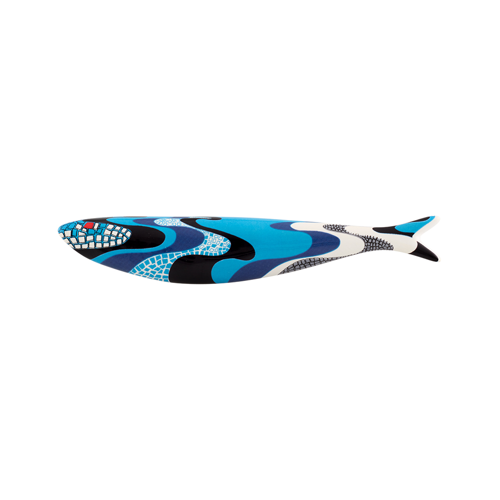 Sardinha Calçada by Francisco Menezes - Coleção das Sardinhas - Bordallo Pinheiro Escultura decorativa em forma de peixe com padrão azul e preto