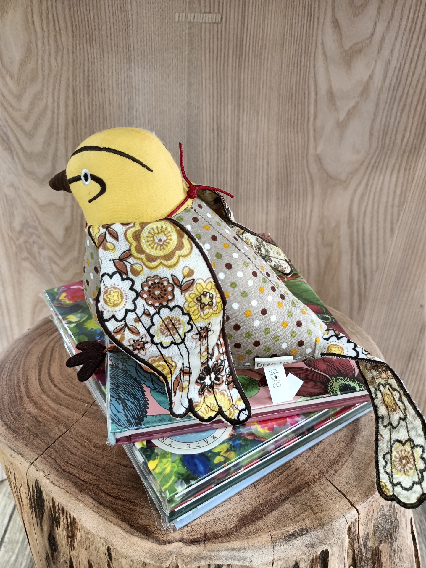 Pisa-Papéis Yellow Hammer - Passarinho Pássaro de tecido decorativo com padrão floral e bolinhas sobre livros