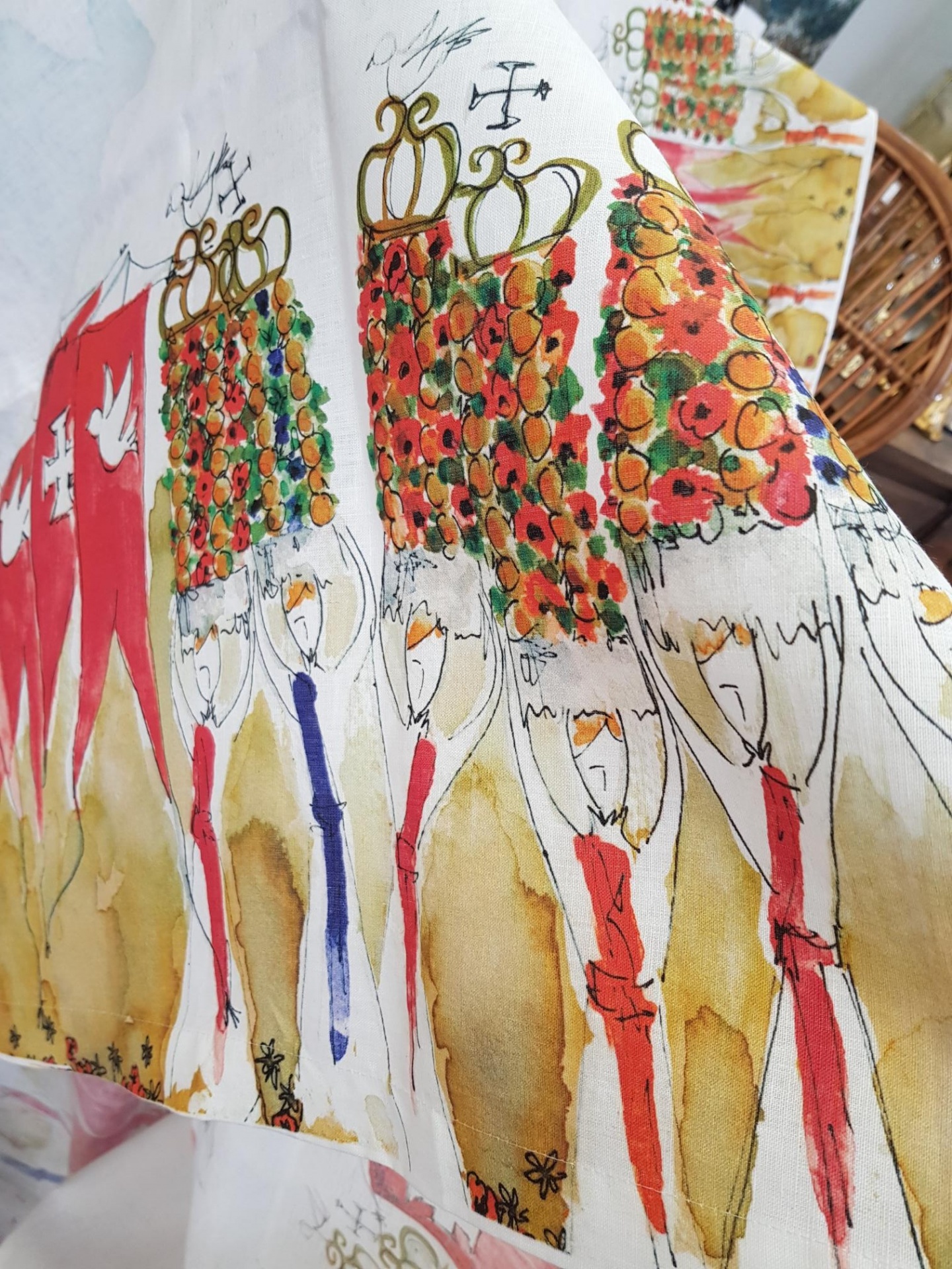 Toalha Linho - Festa dos Tabuleiros Tomar Tecido branco com estampa colorida de figuras femininas e flores