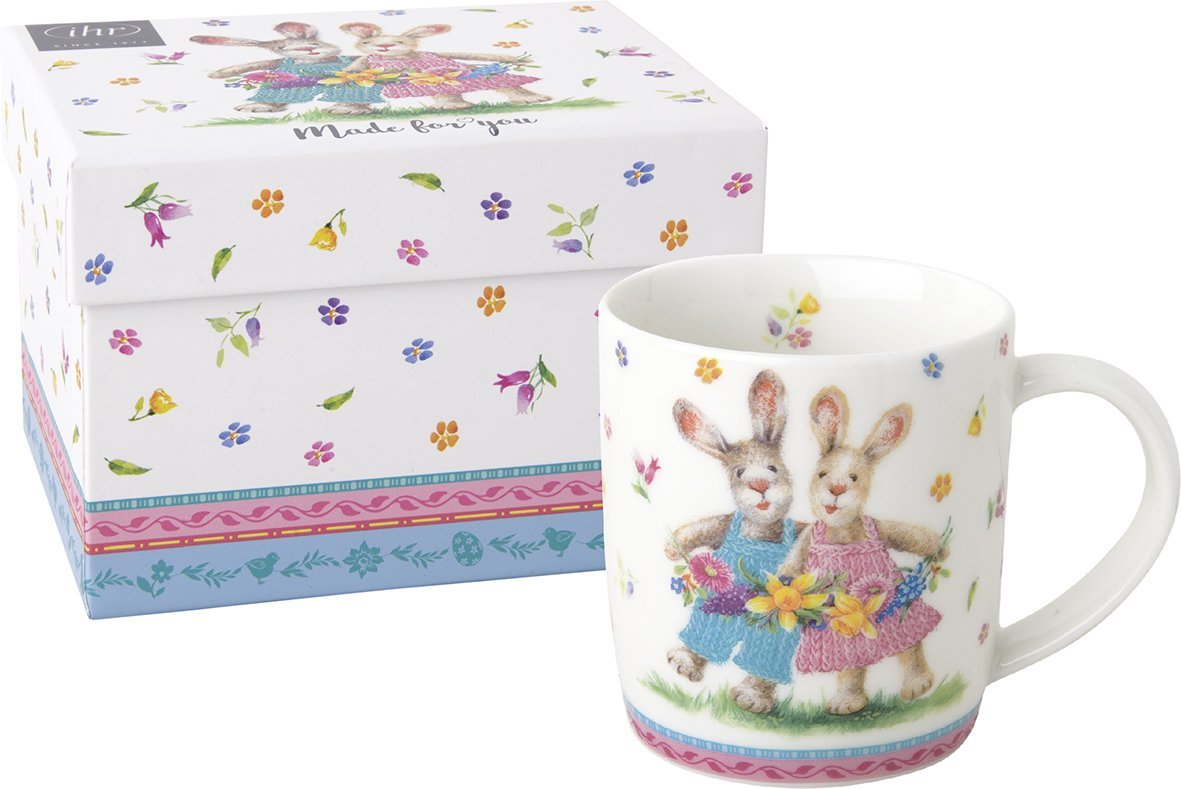 Caixa com caneca de porcelana casal de coelhinhos nas flores 300ml - Ø8,5X9,5 cm - IHR Caneca branca com ilustração de coelhos e caixa decorativa com flores