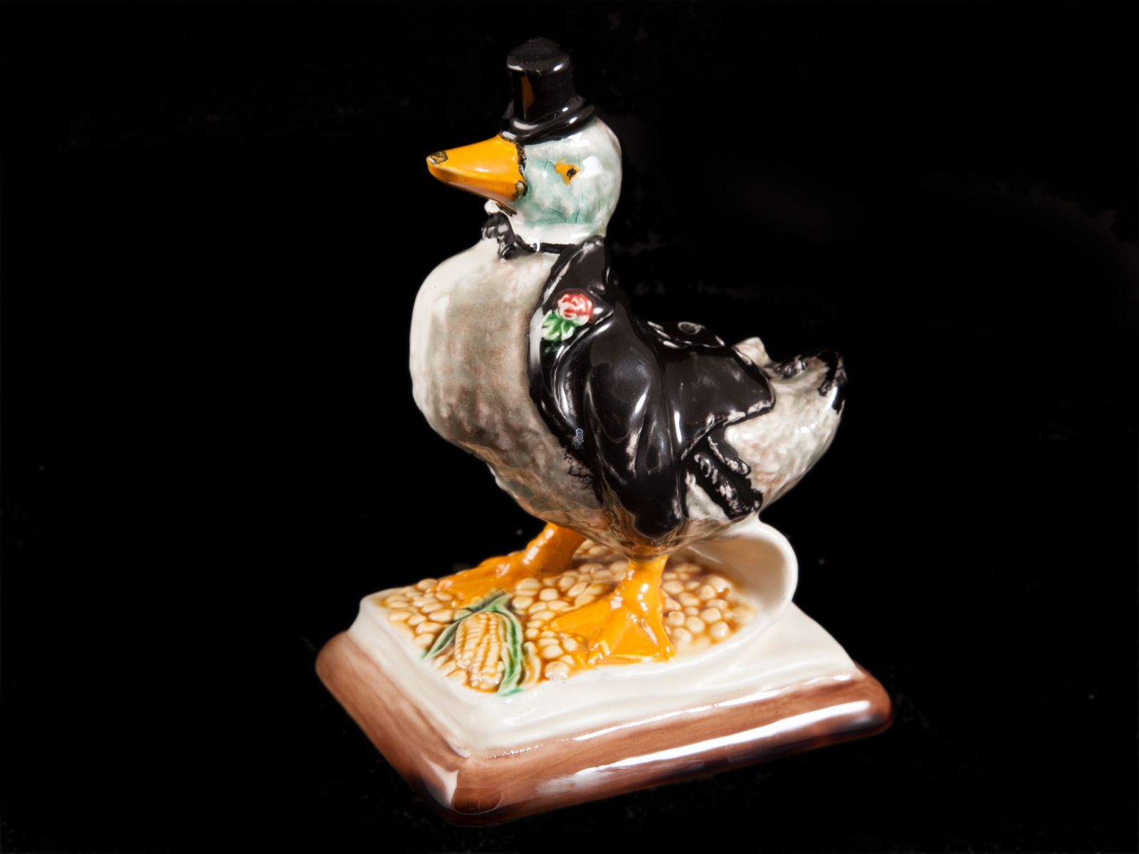 Bordallo Pinheiro - Paliteiro Pato da cartola Figuinha de cerâmica pato com vestuário preto e base decorada.