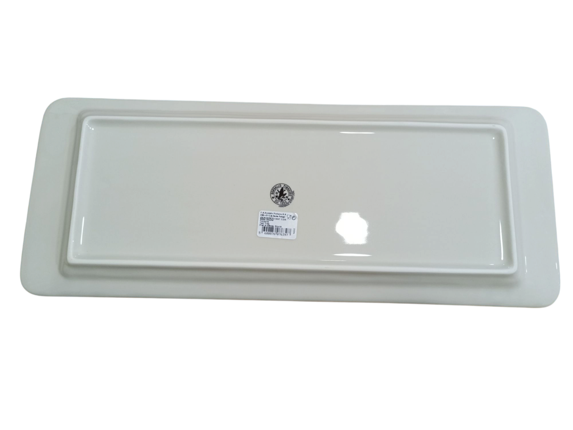 Torteira Cinza Areia - Coleção Fantasia - Bordallo Pinheiro Travessa rectangular branca de cerâmica com etiqueta e código de barras