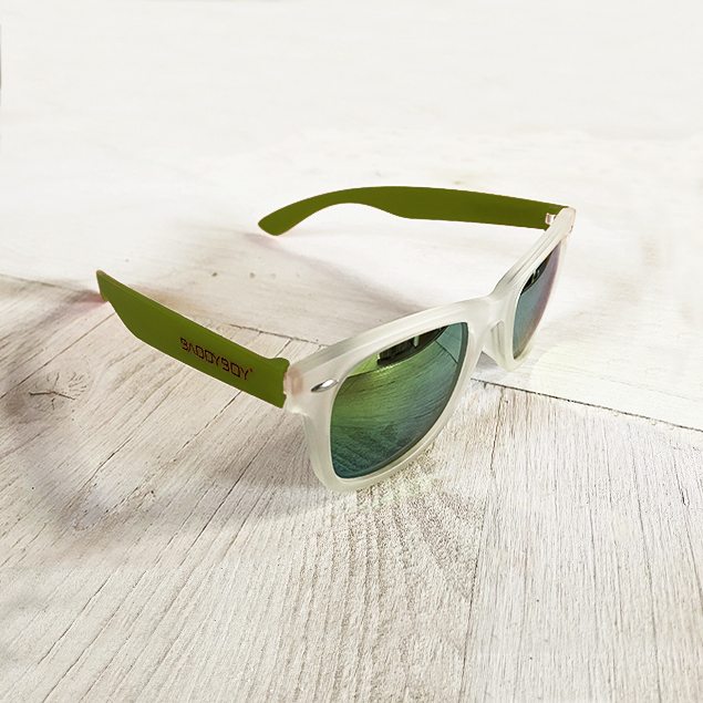 BADDYBOY - ÓCULOS DE SOL ROME Óculos de sol com armação transparente e hastes verdes em superfície de madeira