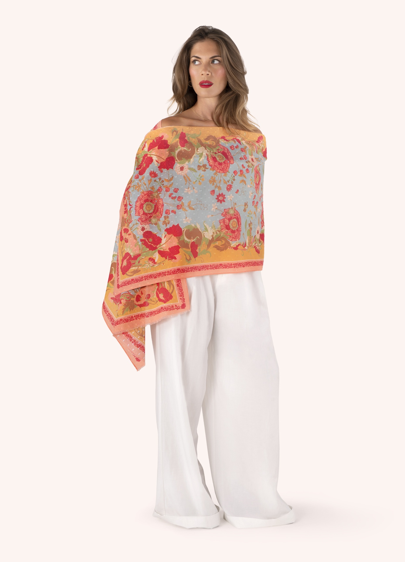 Echarpe Algodão Paisley Poppies- Powder Modelo com lenço floral colorido e calças brancas largas