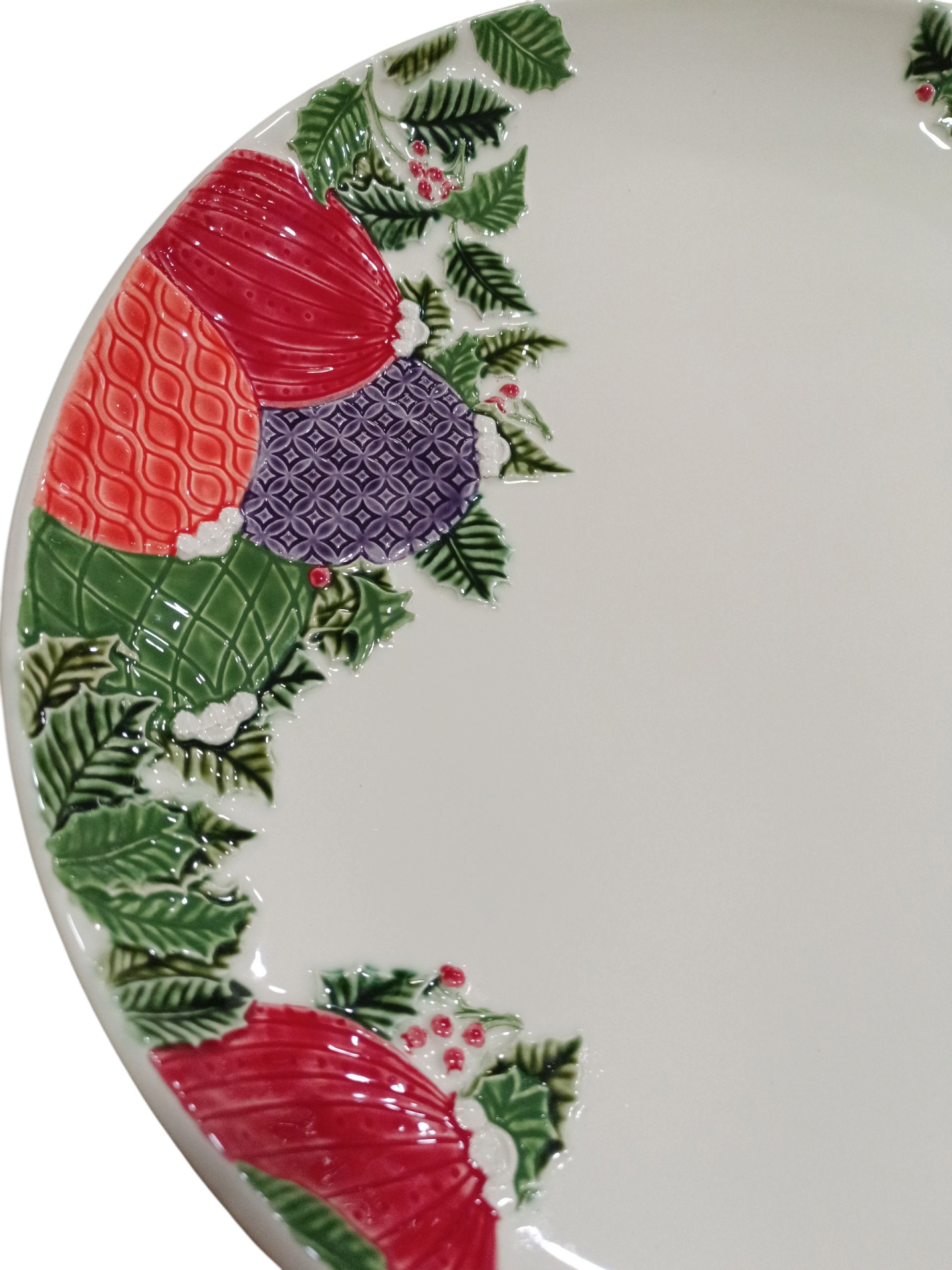 Centro de Mesa 42 - Coleção Bolas de Natal - Bordallo Pinheiro Prato de cerâmica branca com decoração em relevo de pinhas coloridas e ramos verdes com bagas vermelhas.