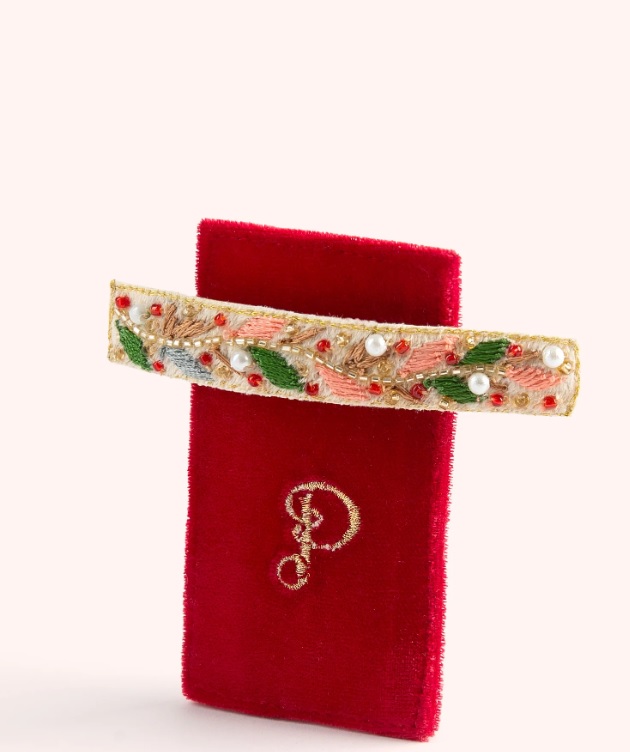 Cópia de Travessao Berry - Powder Grampo de cabelo bordado com pérolas e contas em base de veludo vermelho