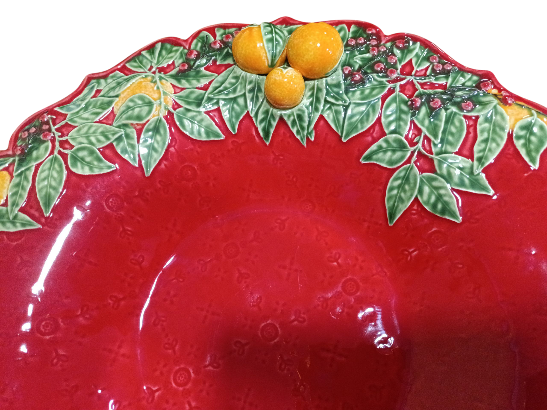 Centro Mesa - Coleção Coroa de Natal - Bordallo Pinheiro Prato decorativo vermelho com borda de folhas verdes, bagas vermelhas e limões amarelos.
