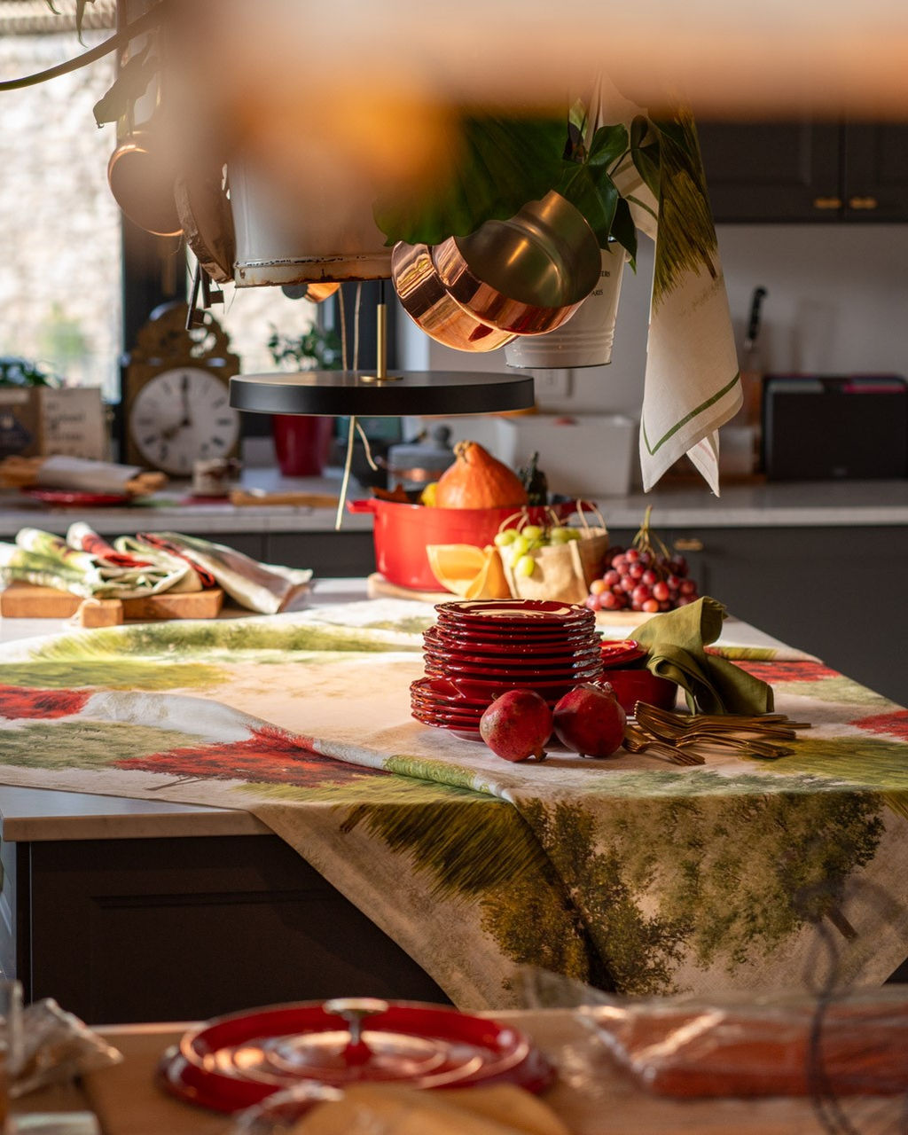Toalha de Mesa 100% Linho GREESON- Tessitura Mesa de cozinha com loiça vermelha e frutas frescas sobre toalha colorida