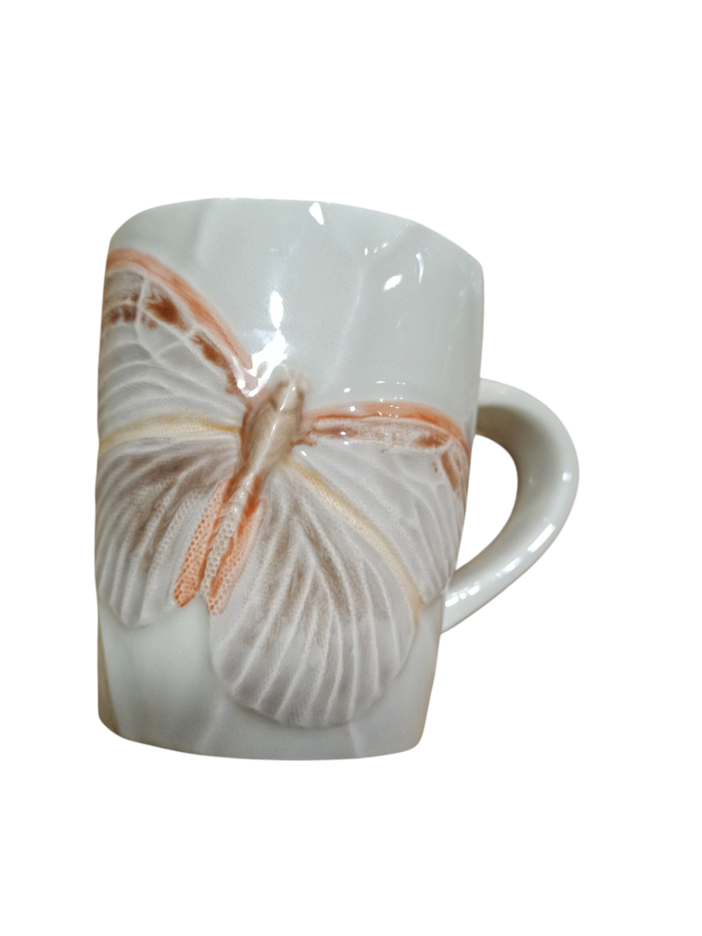 Caneca borboletas - Coleção Cloudy Butterflies by Claudia Schiffer - Bordallo Pinheiro Caneca branca em cerâmica com relevo de borboleta castanha e creme