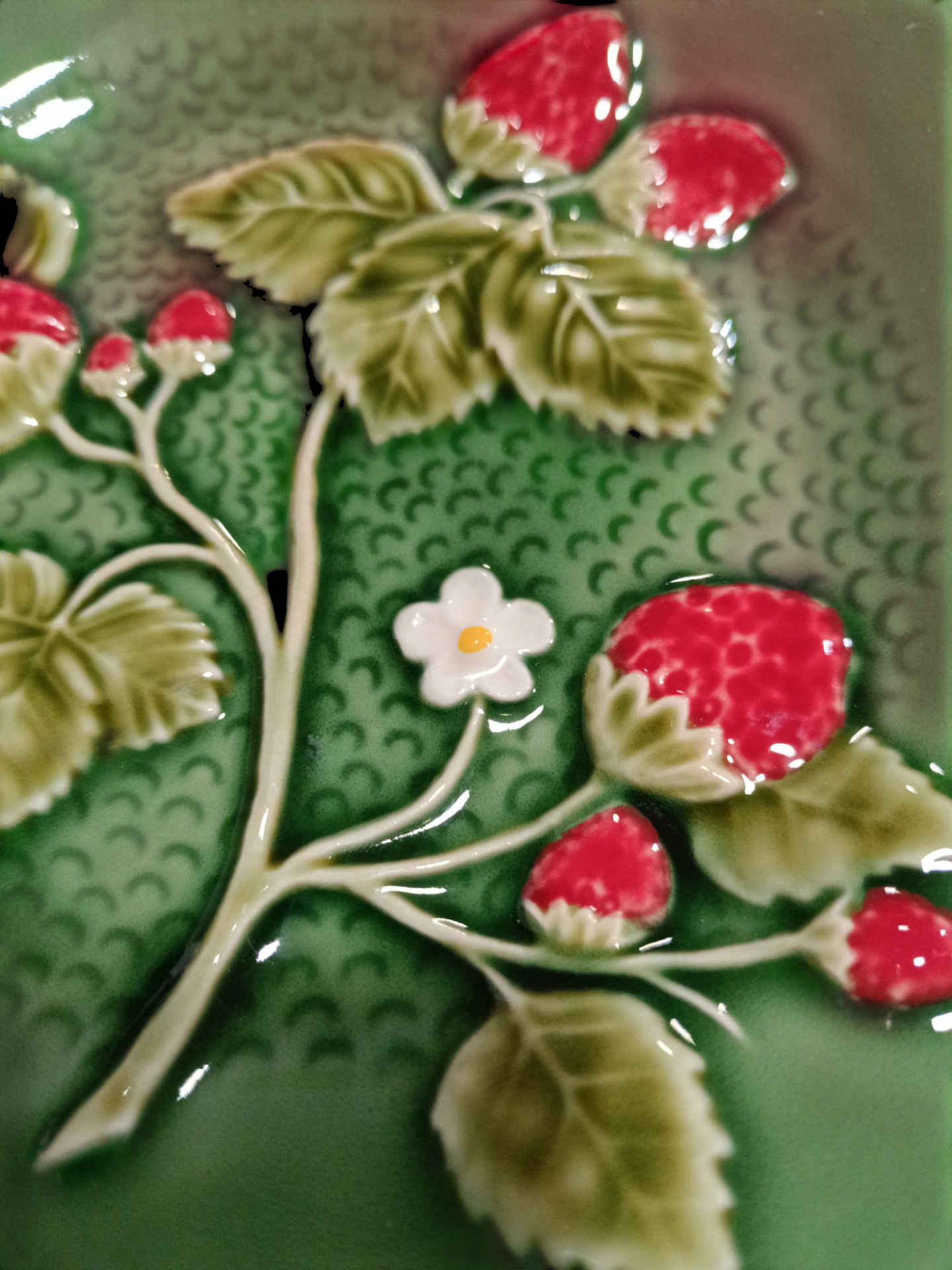 Prato Fruta Morangos 20cm - Coleção Morangos -Bordallo Pinheiro Placa decorativa em cerâmica com desenhos de morangos e folhas em relevo