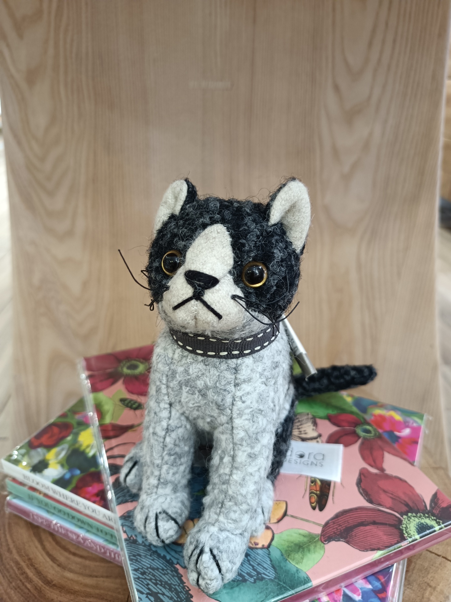 Pisa-Papéis Pepe Junior - Gato Pelúcia de gato preta e cinzenta com olhos castanhos