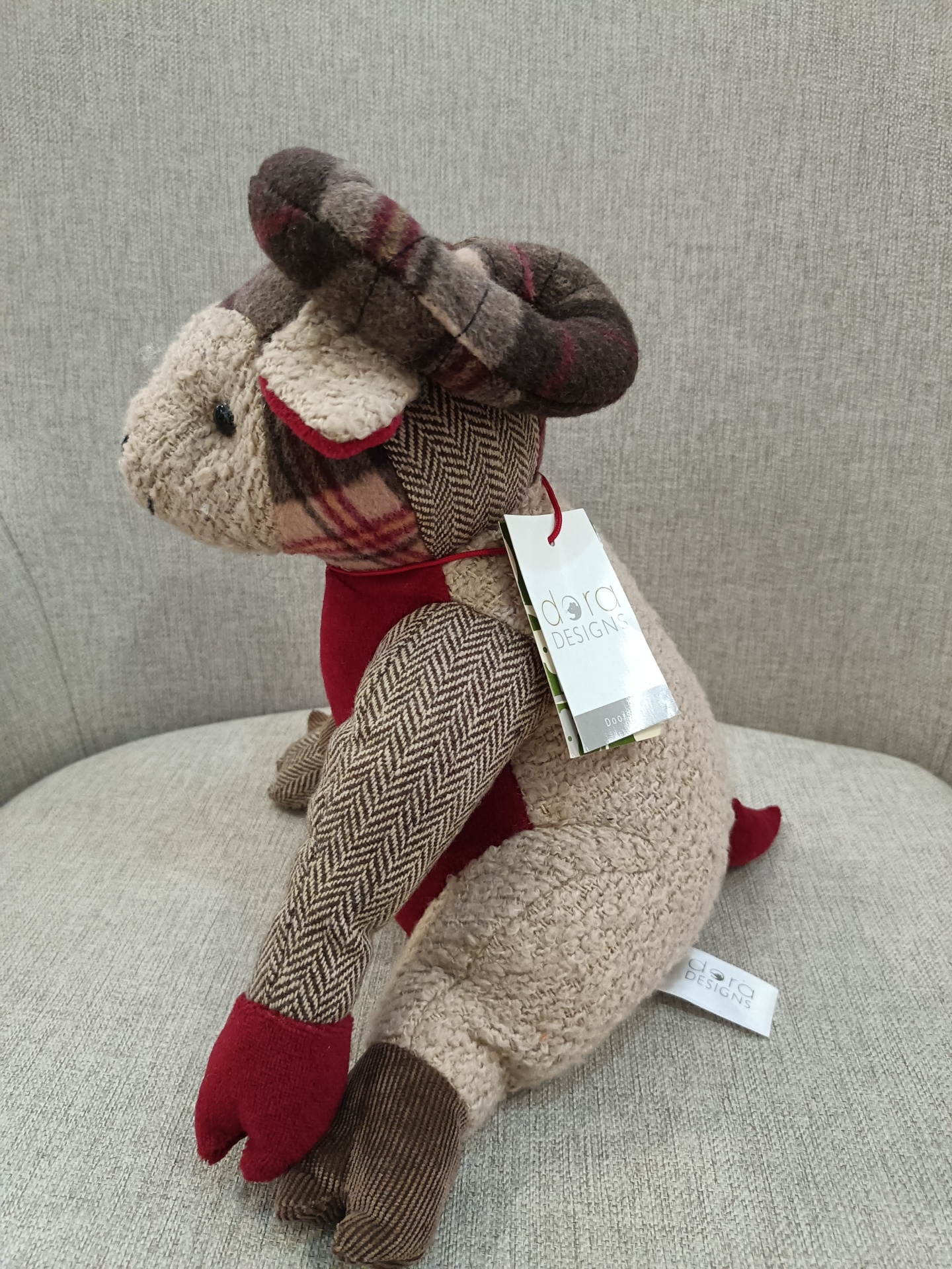 Trava Portas Patchwork Ram- Dora Designs Boneco de peluche carneiro com tecidos variados e etiqueta d&r DESIGN