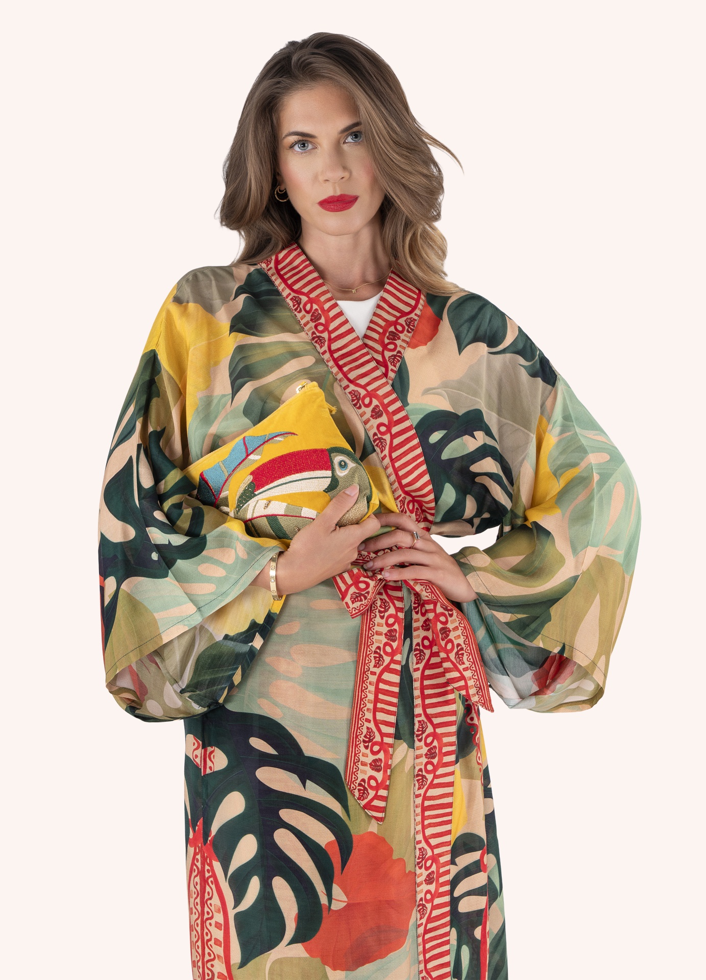 Kimono Exotic Leaves - Powder Robe estampado com folhas tropicais e carteira amarela com estampa de tucano