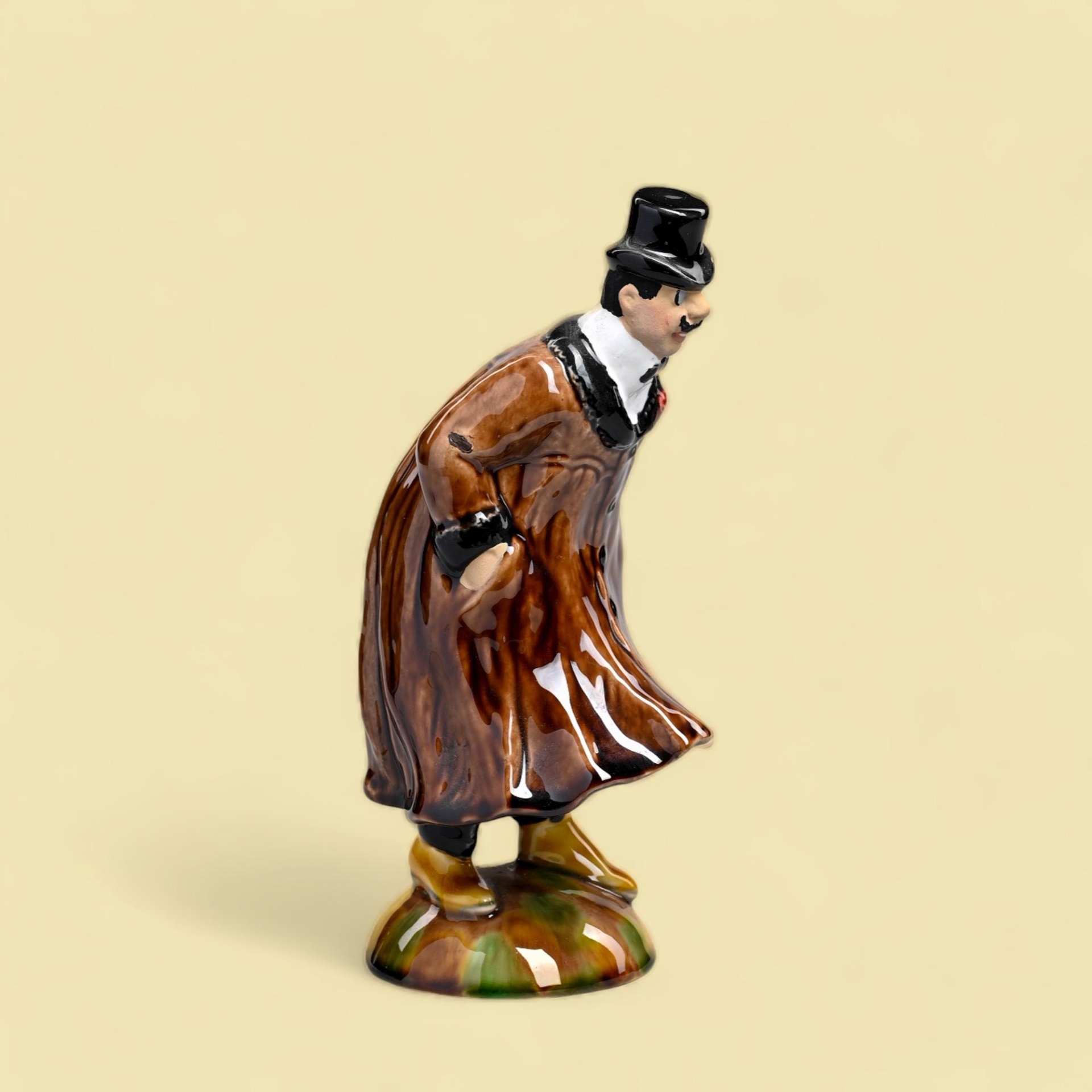 Bordallo Pinheiro - Figuras de Movimento O Janota Figura decorativa cerâmica de homem com casaco castanho e chapéu preto.