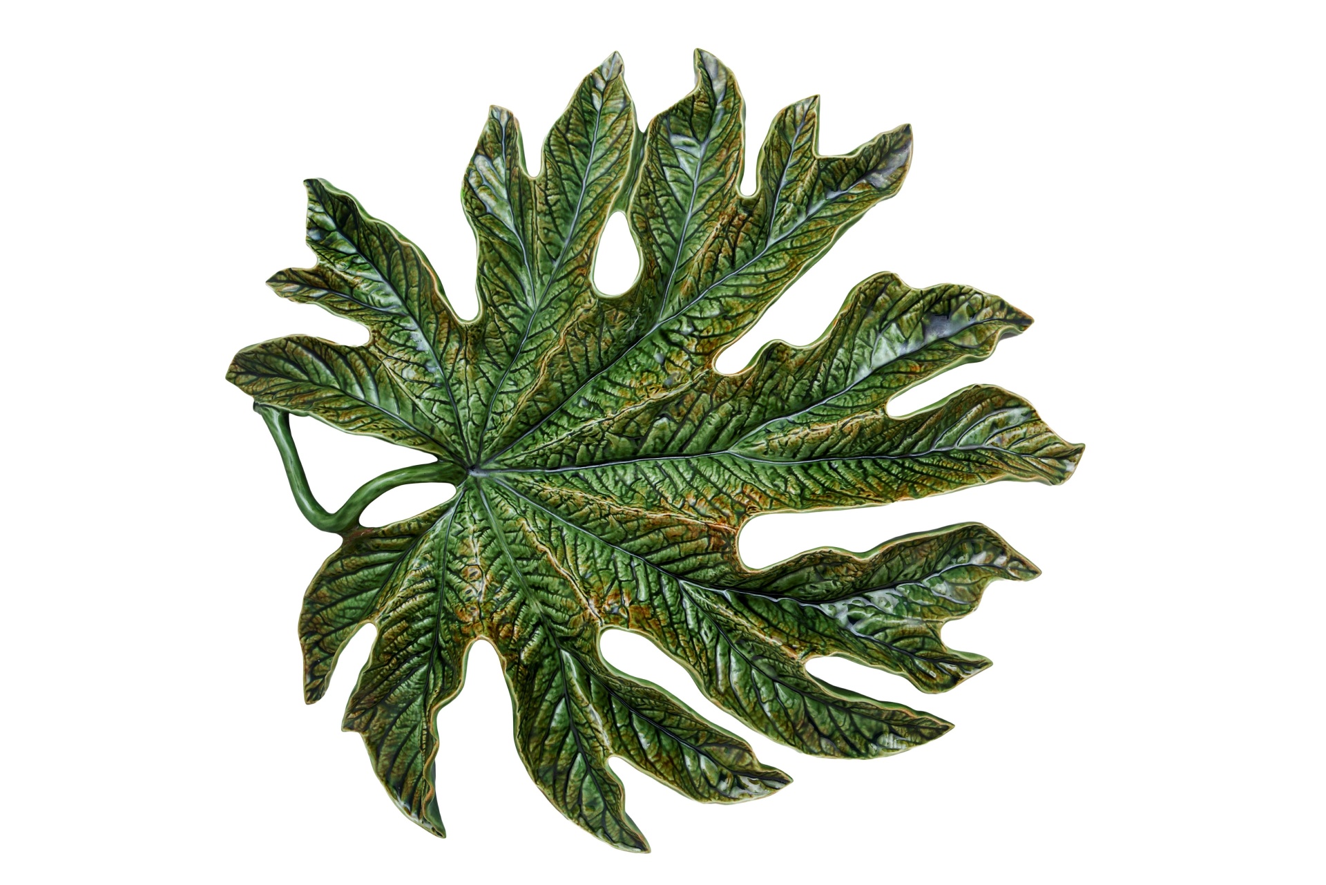 Como as Folhas da Bordallo Pinheiro Dão Vida à Sua Decoração Folha decorativa de metal verde envelhecido com textura detalhada