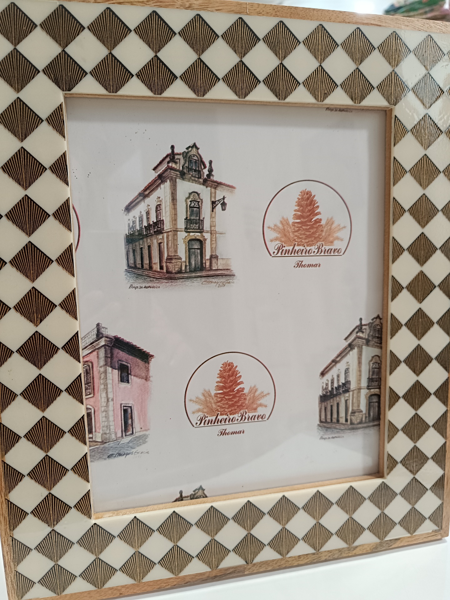 Moldura em xadrez dourada/bege em osso 20*25cm Moldura decorativa com padrão quadriculado, ilustrações de edifícios e texto Pinheiro Bravo Thomar
