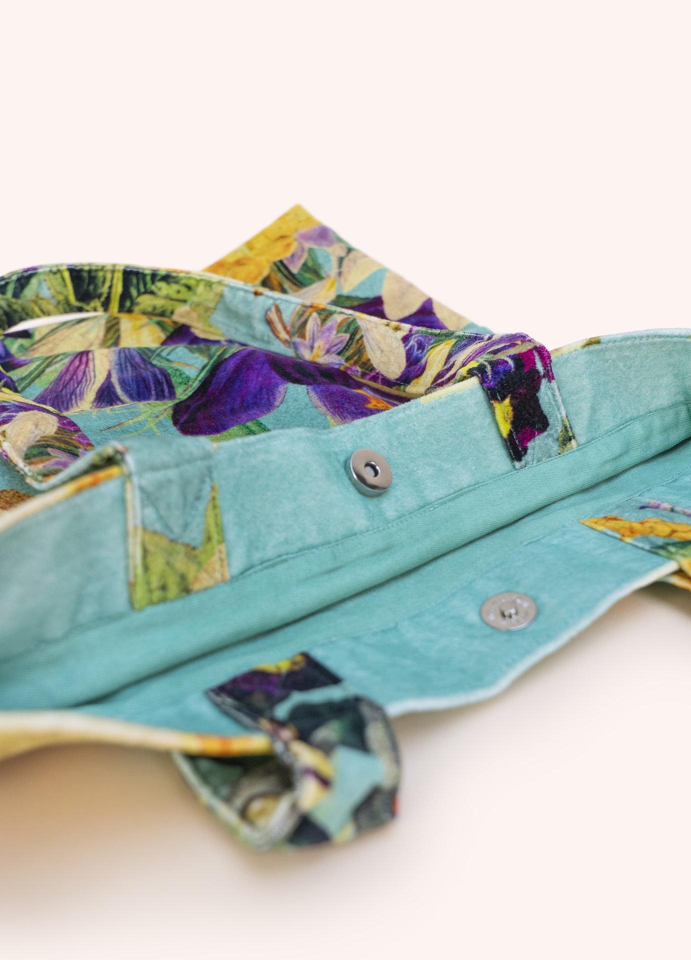 Tote de Veludo Spring Flora - Powder Mala de tecido floral com fecho de botão