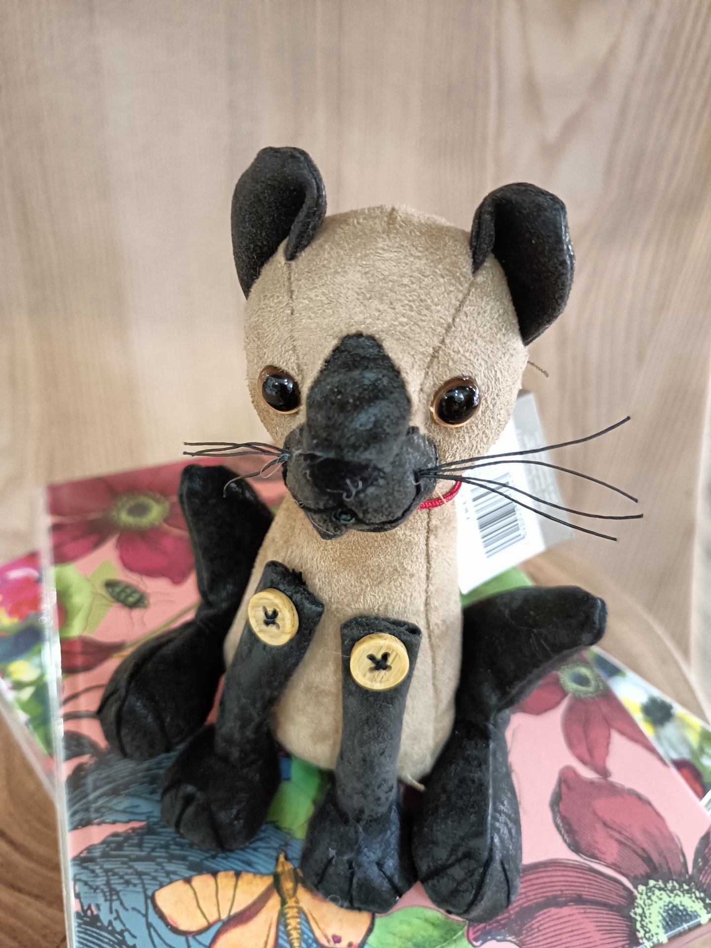Pisa-Papéis Slinky Junior - Gato Boneco de peluche de animal bege e preto sentado em caixa floral