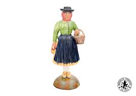 Bordallo Pinheiro - Figuras de Movimento Saloia com Cesto Figura decorativa de mulher com chapéu, saia e cesta