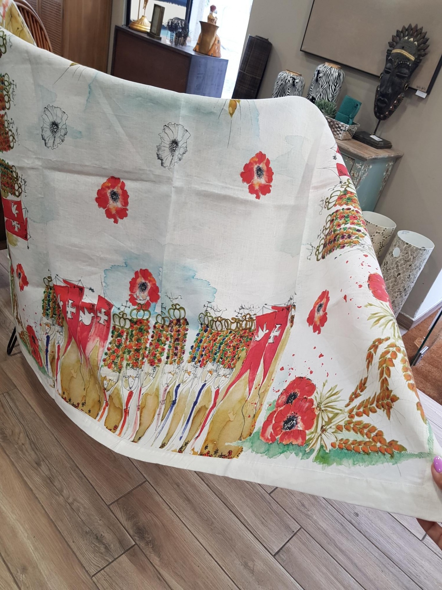 Toalha Linho - Festa dos Tabuleiros Tomar Toalha branca com flores vermelhas e figuras humanas estilizadas coloridas