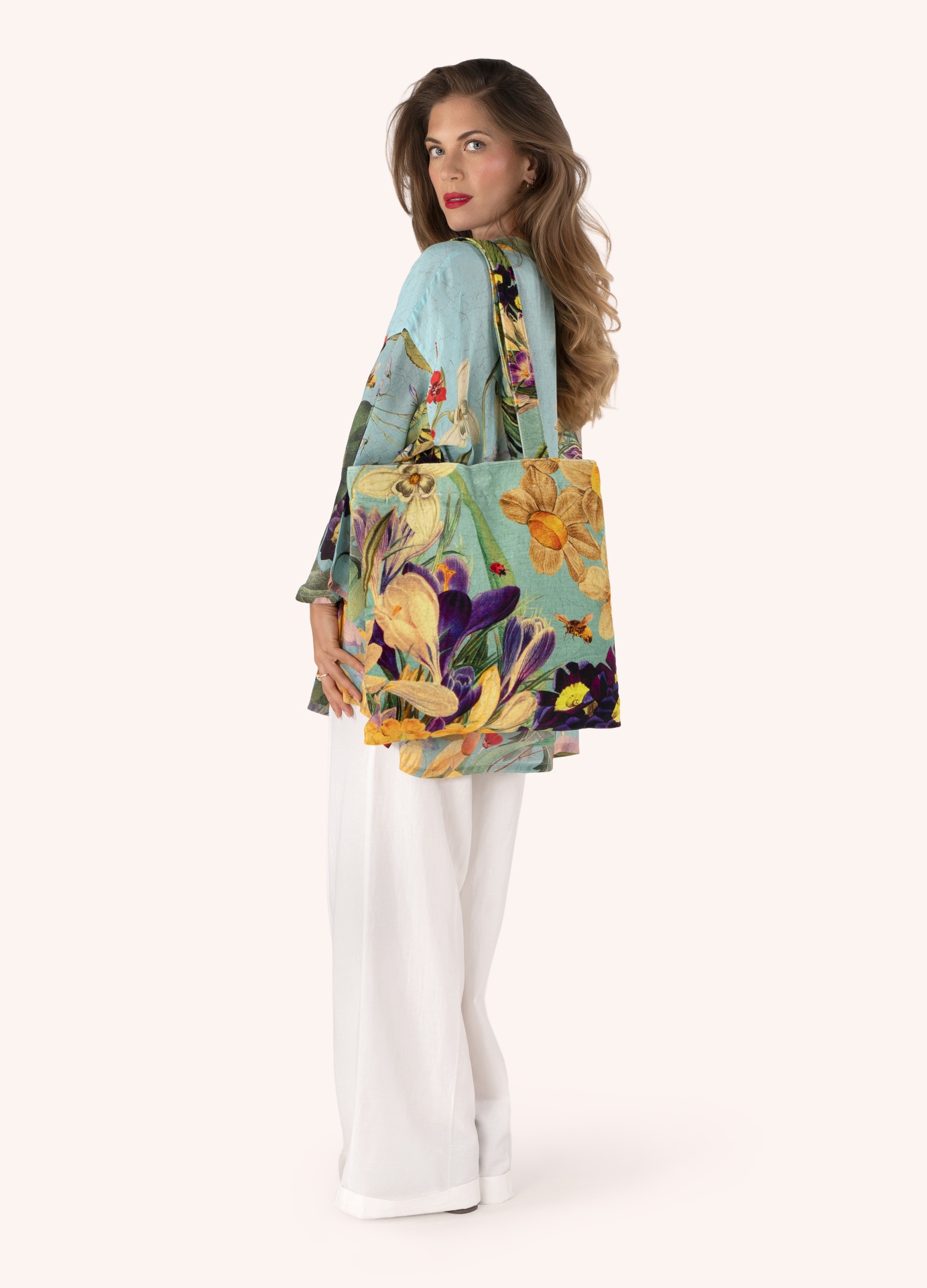 Tote de Veludo Spring Flora - Powder Mulher com blusa azul clara estampada, calças brancas e bolsa de tecido floral