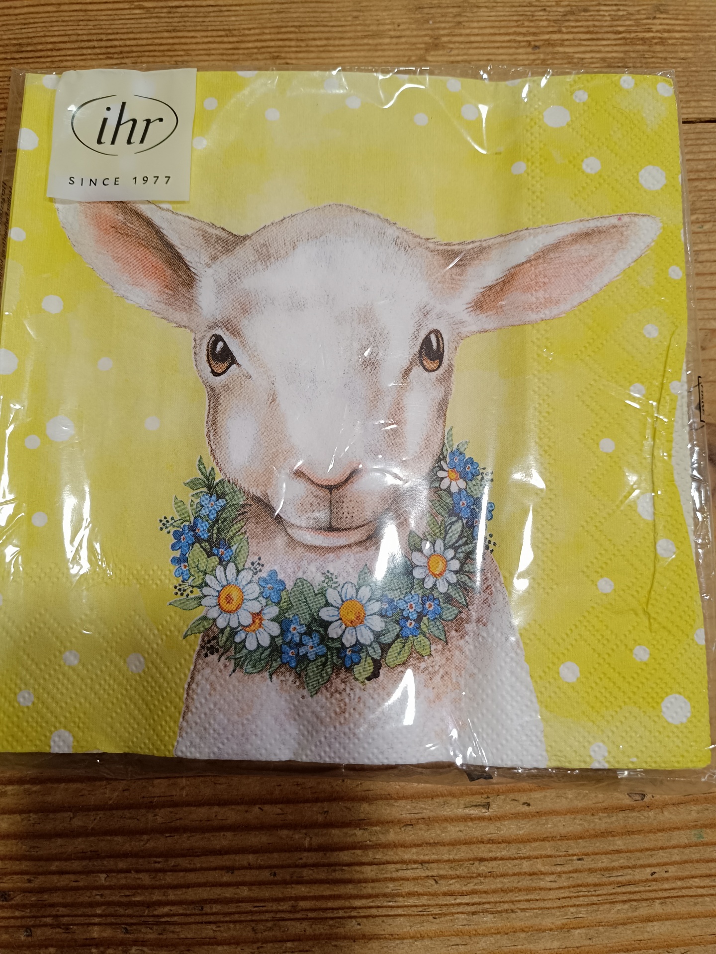 Guardanapos de papel Cordeirinho com colar de flores - IHR Guardanapo amarelo com desenho de cordeiro e coroa de flores.