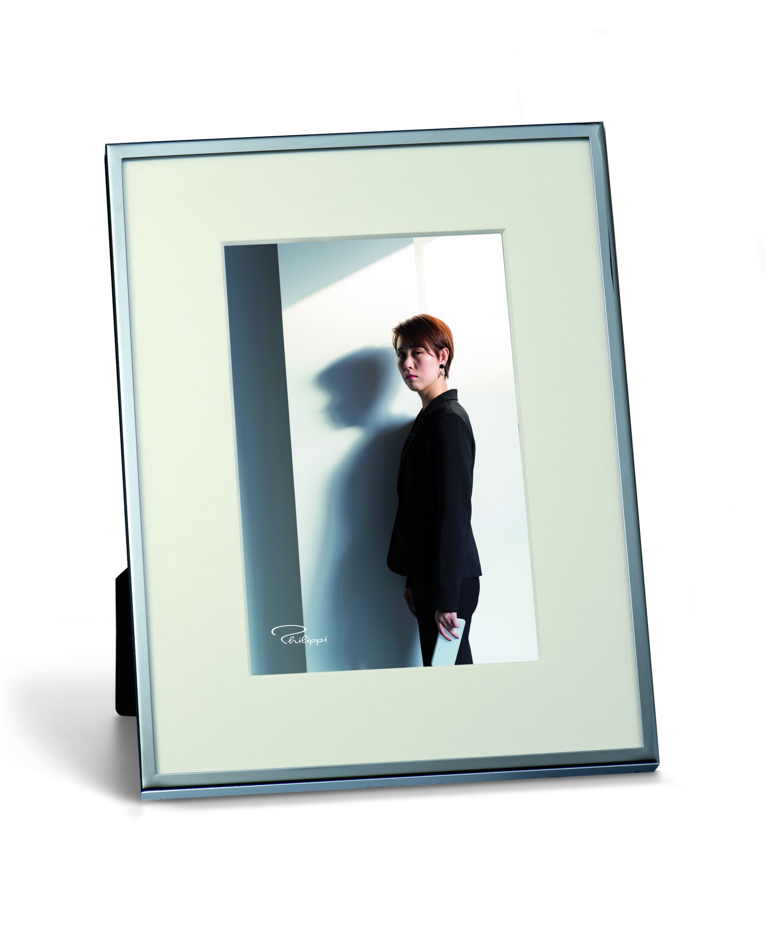 Philippi - Moldura Shadow Moldura prateada com fotografia de pessoa vestida de preto e parede branca