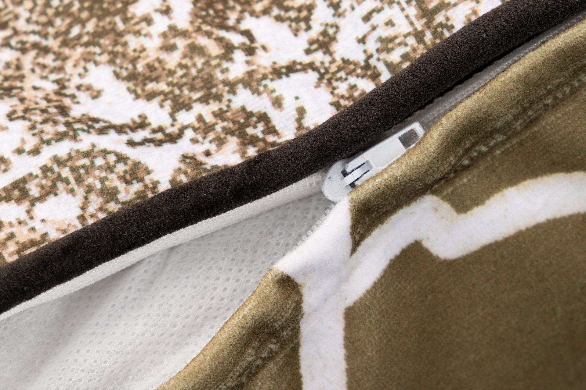 Almofada rectangular Veludo Kilim Mostarda 45x30 dupla face Fecho de correr em tecido castanho com padrão branco e forro branco texturizado