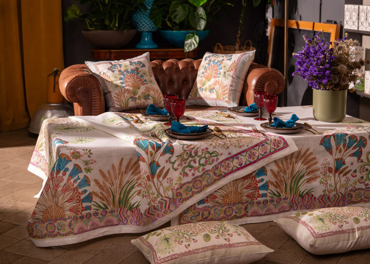 Toalha de Mesa 100% Linho PAPYRO - Tessitura Mesa com toalha e almofadas decorativas florais e acessórios coloridos