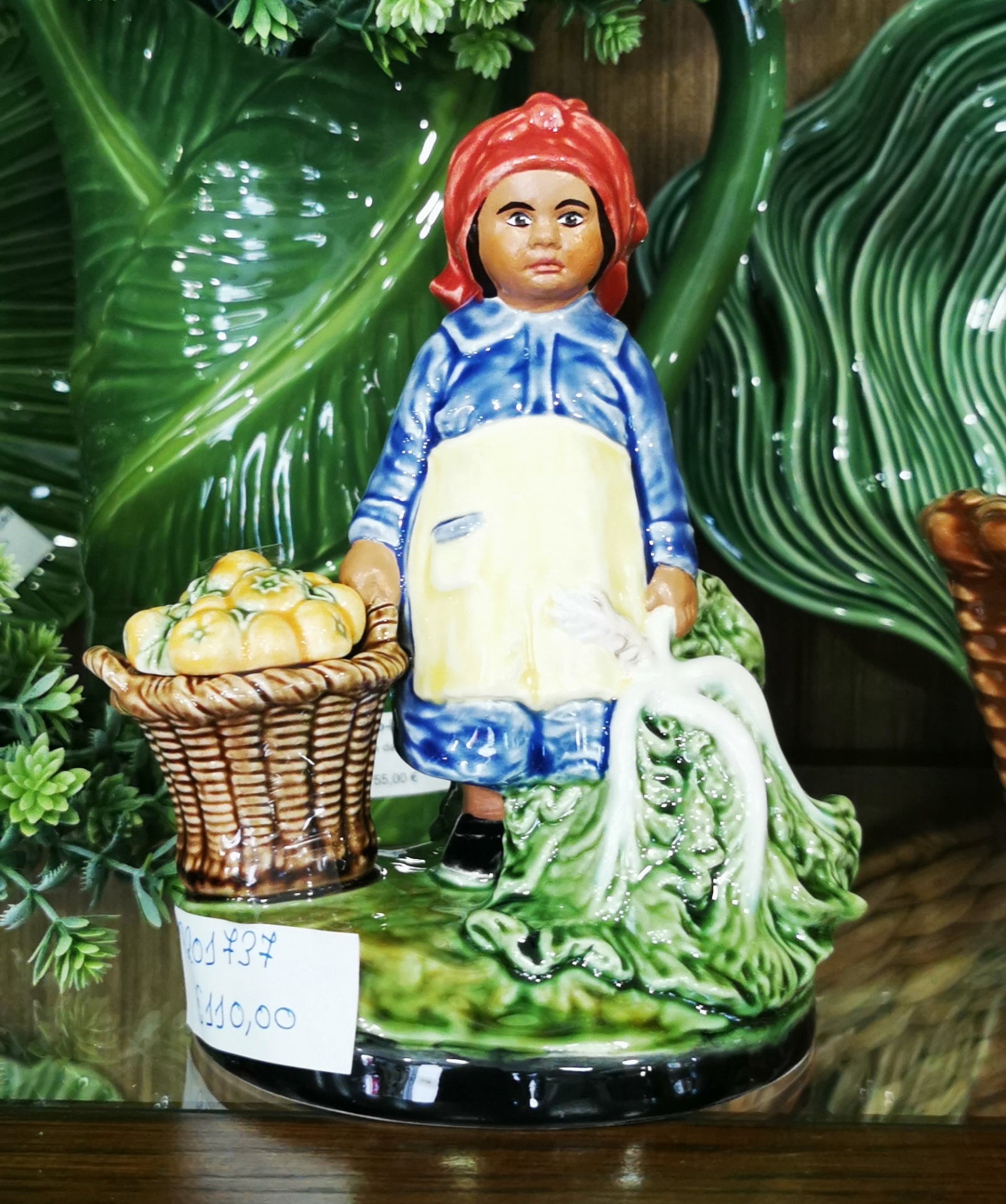 "A História por Trás das Peças Bordallo Pinheiro" Figura decorativa em cerâmica de mulher com cesto e couve