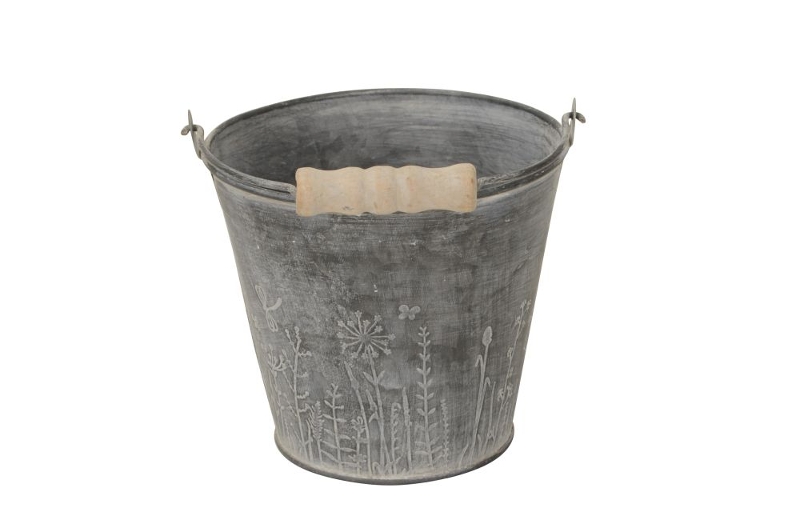 Vaso/Balde em zinco com alça e pega em madeira Balde metálico cinza com padrão floral e alça de madeira