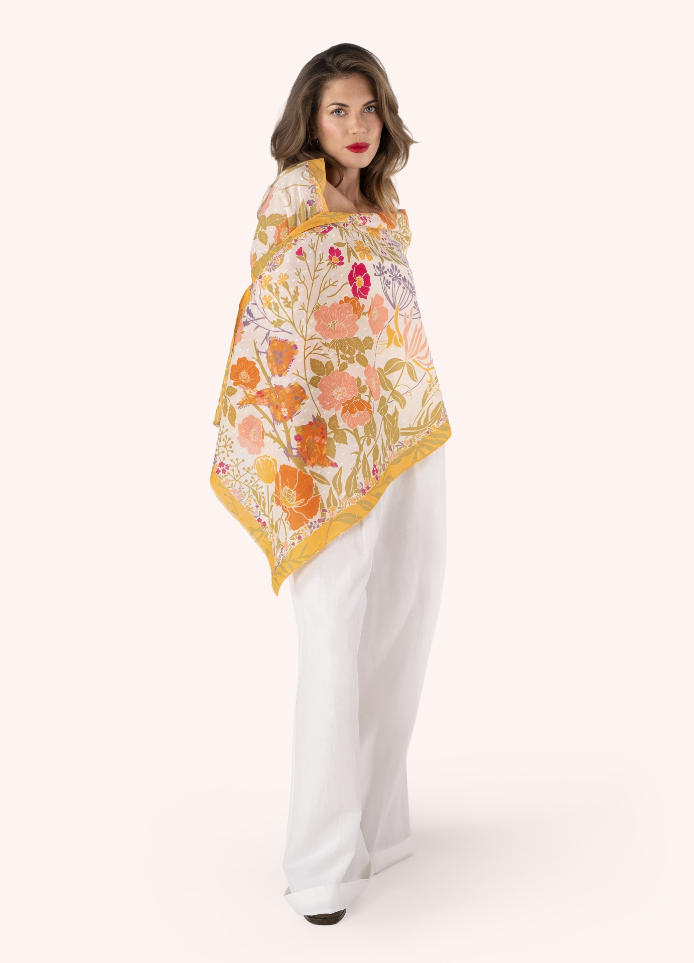 Echarpe Algodão Bird - Powder Mulher com echarpe floral colorida e roupa branca