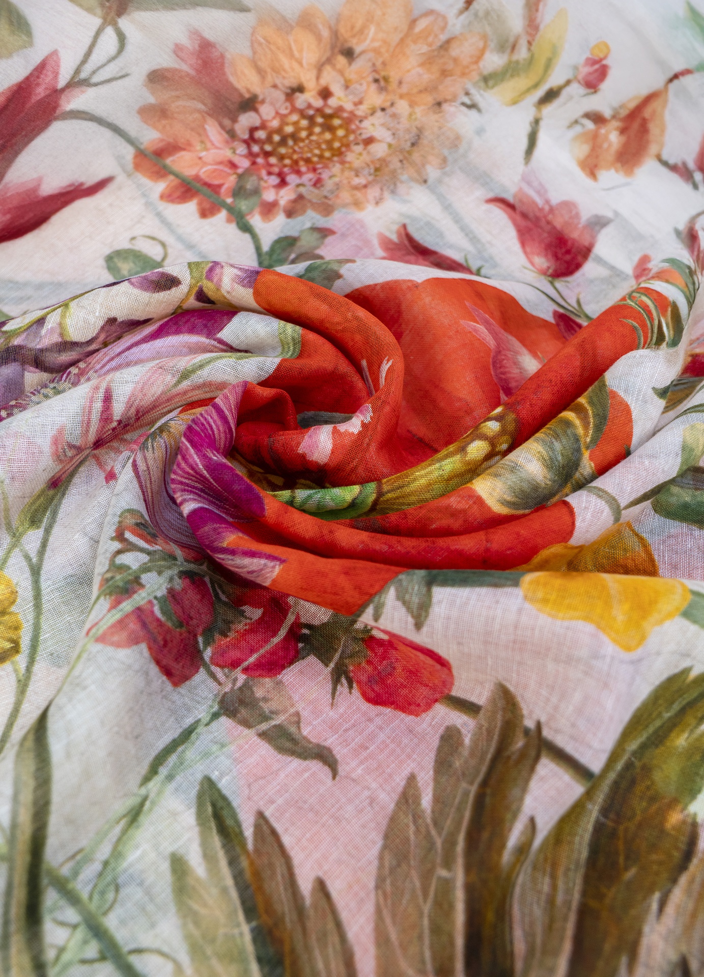 Echarpe Linho/Algodão Poppy - Powder Tecido floral colorido com textura leve e transparente