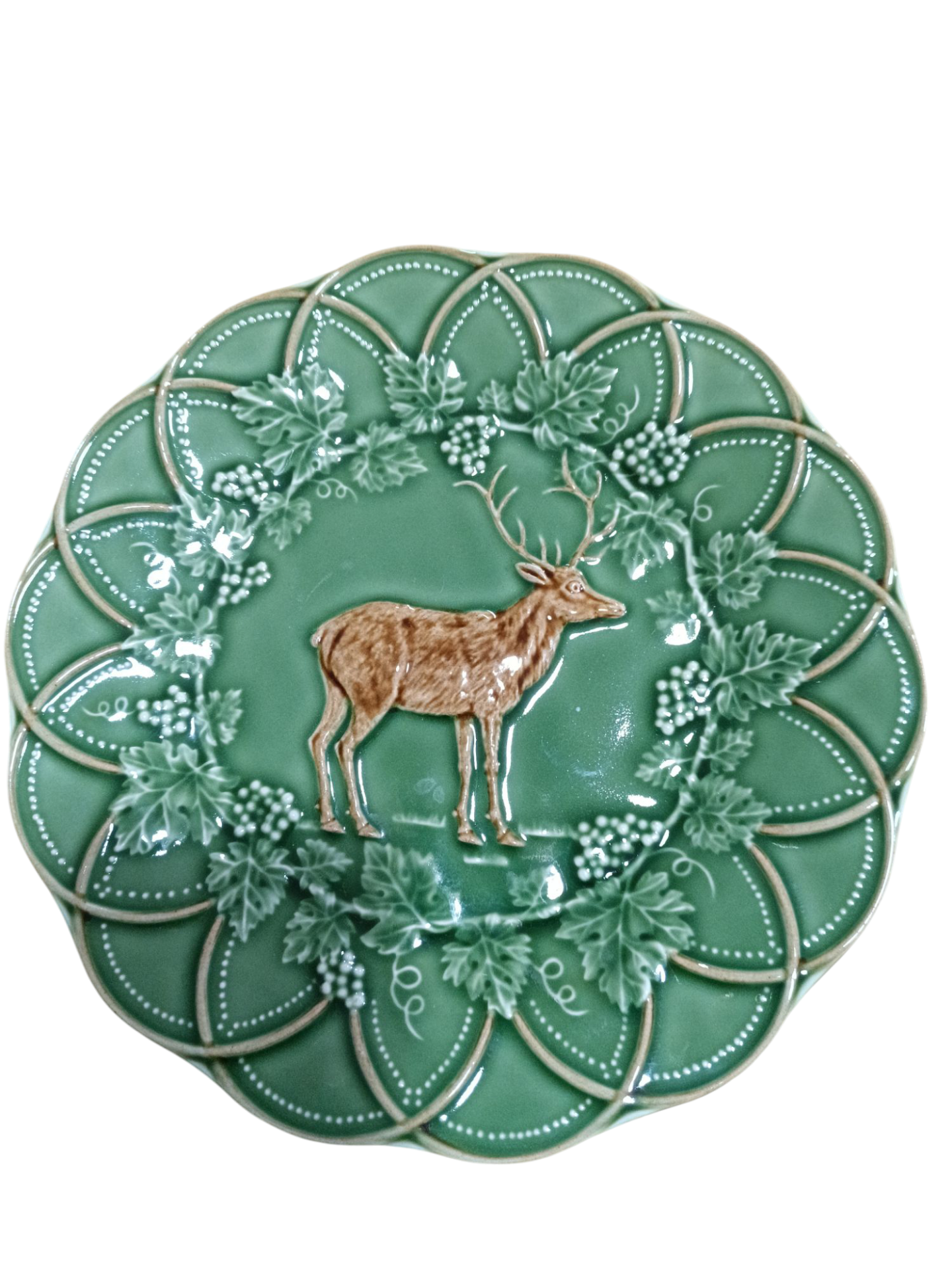 Prato Lanche 24 Veado - Coleção Bosque - Bordallo Pinheiro Prato decorativo verde com cervo em relevo e padrão de folhas