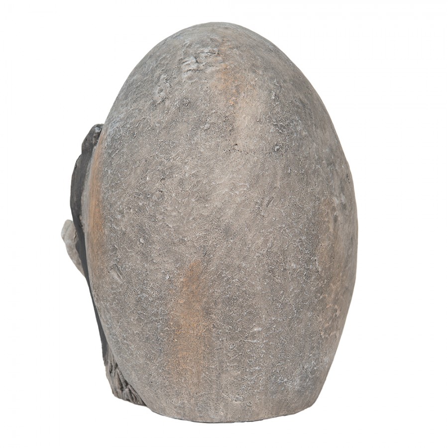 Ovo Decorativo com Coelhos Escultura cinzenta ovalada com textura rugosa sobre fundo branco