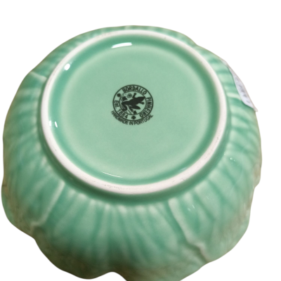 Tigela de cerâmica verde claro vista de baixo com carimbo preto e etiqueta branca