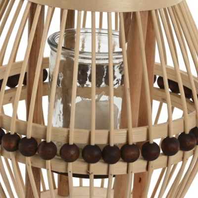 Lanterna de madeira clara com contas escuras e suporte de vidro para vela