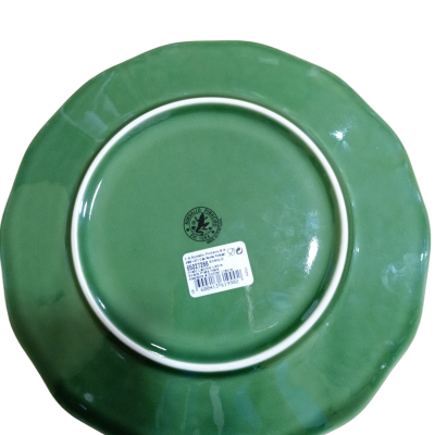 Prato verde cerâmico visto de trás com selo e etiqueta